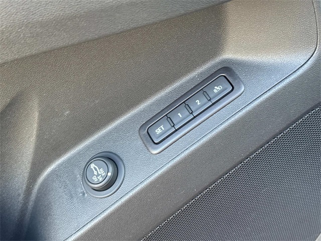 Vehicle image 27 of 34