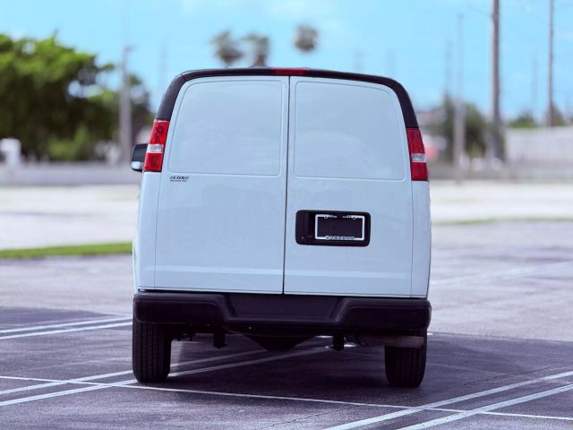 Vehicle image 21 of 33