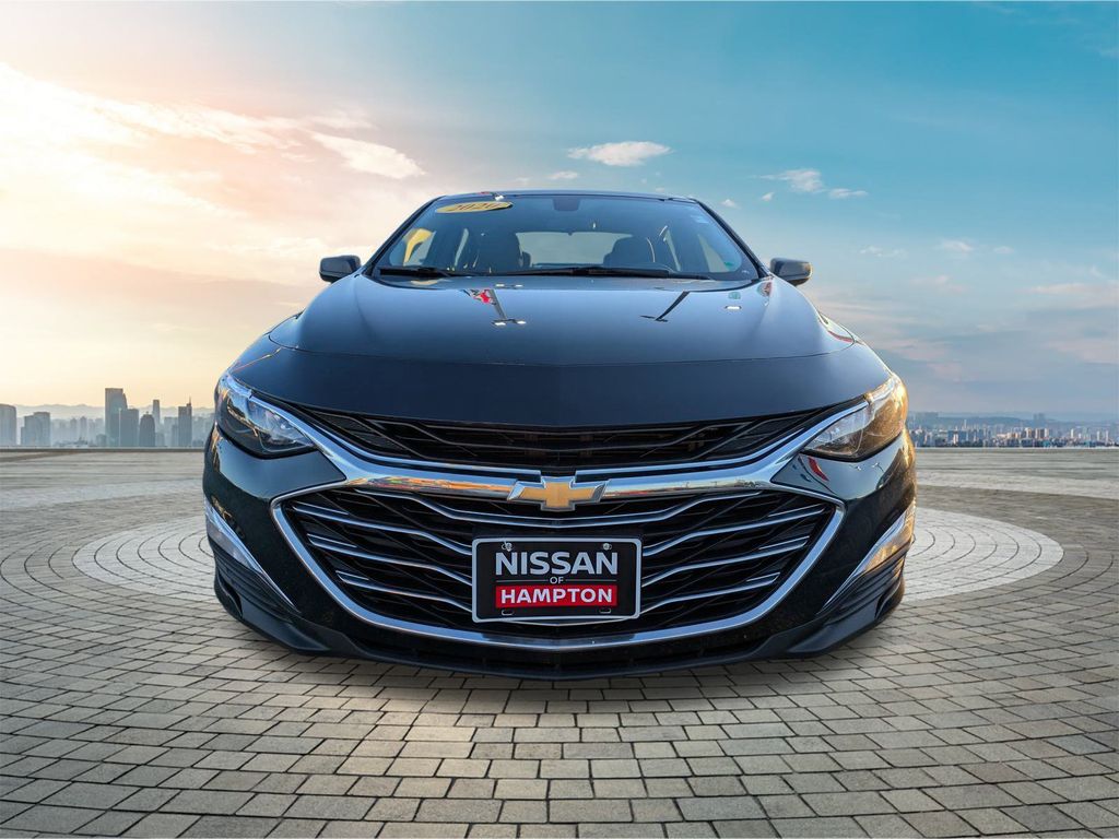 2020 Chevrolet Malibu LS Image 2 of 24