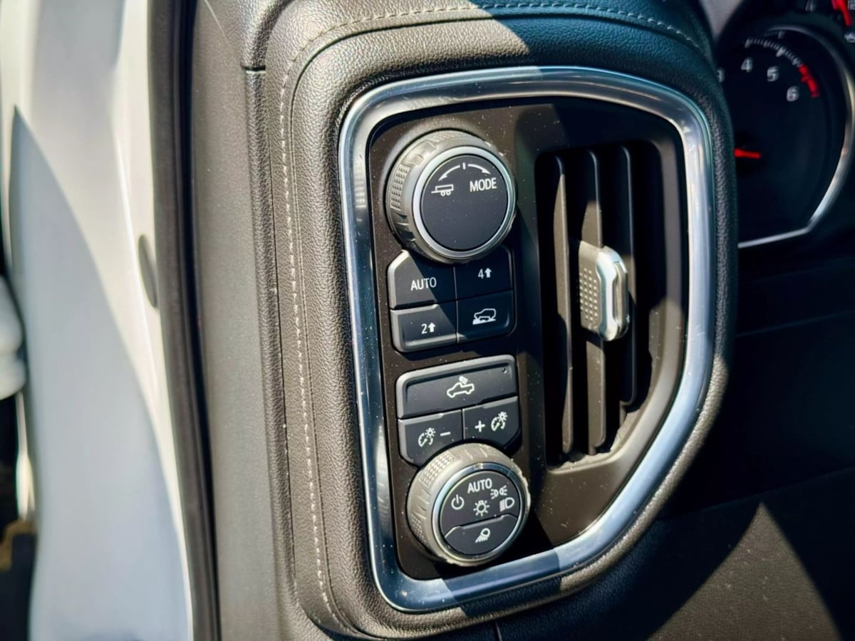 Vehicle image 33 of 35
