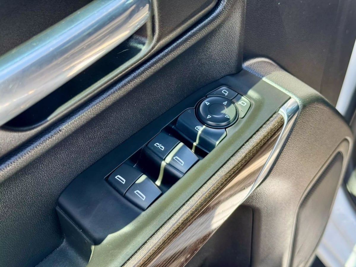 Vehicle image 25 of 35