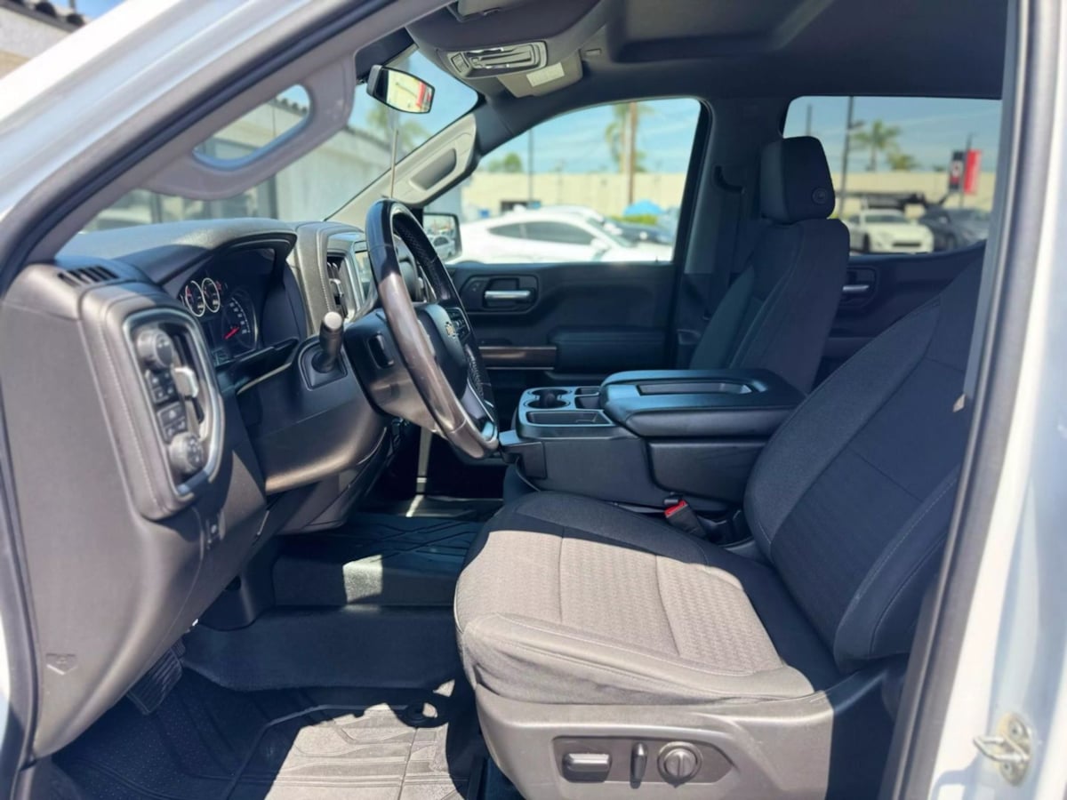 Vehicle image 21 of 35
