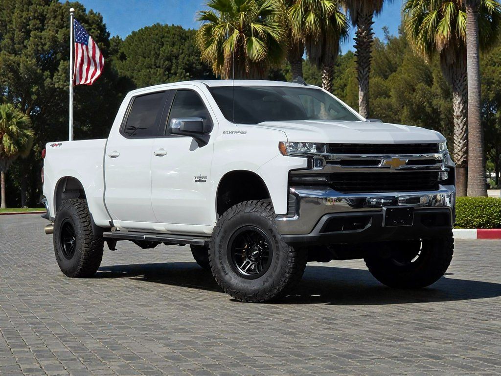 2020 Chevrolet Silverado 1500 LT Image 2 of 42