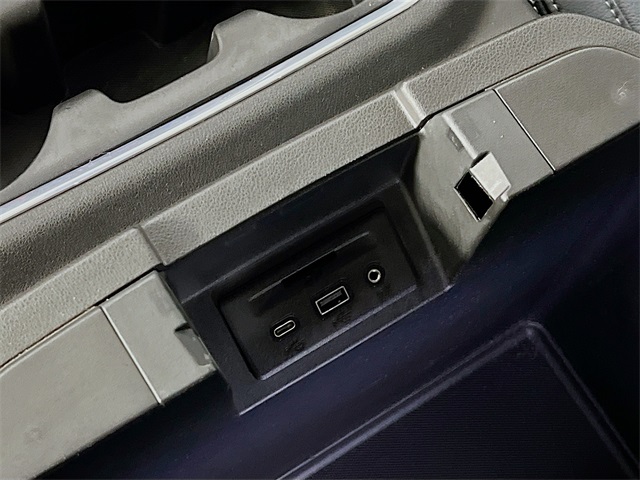 Vehicle image 33 of 41