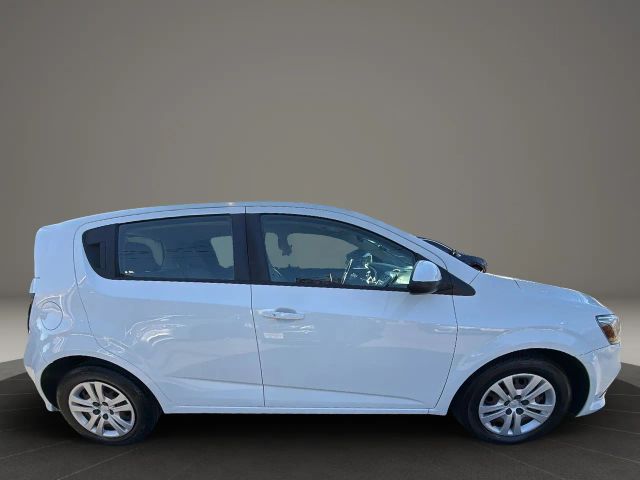 2020 Chevrolet Sonic LT Image 4 of 31