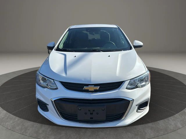 2020 Chevrolet Sonic LT Image 2 of 31