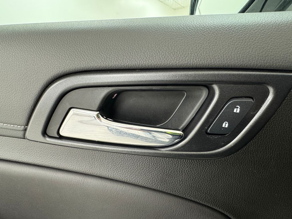 Vehicle image 33 of 43