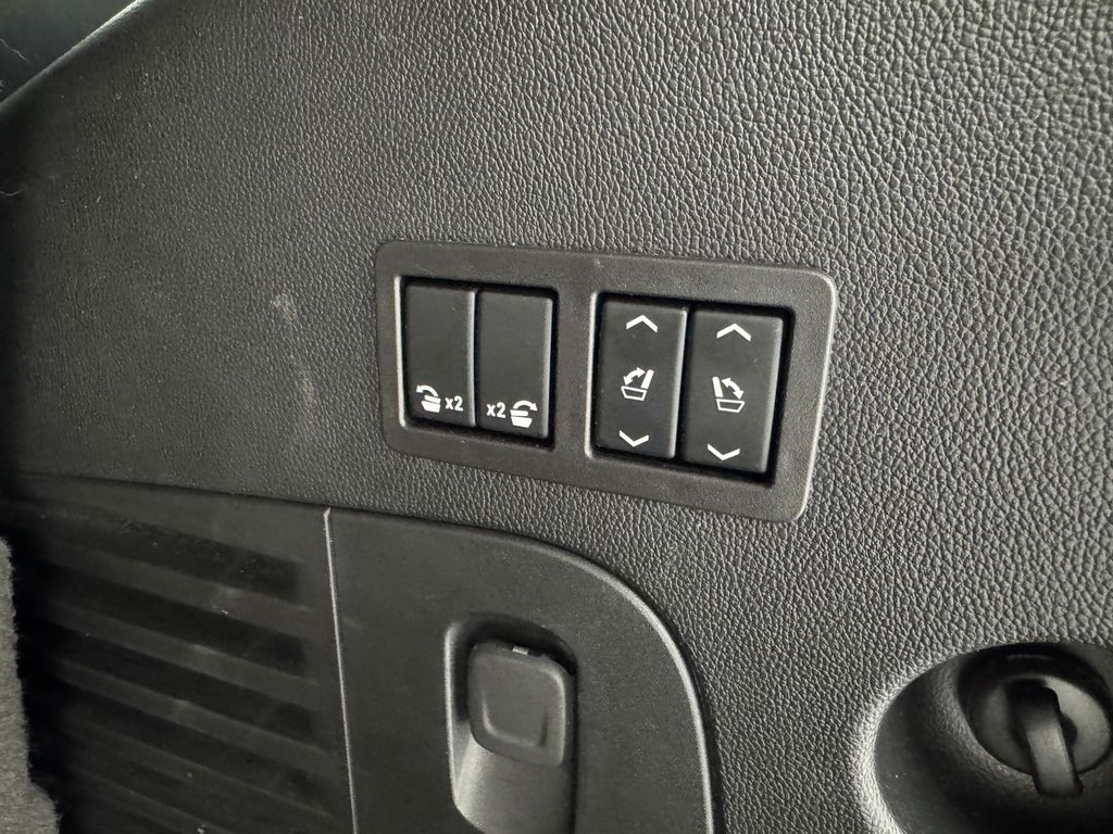 Vehicle image 28 of 43