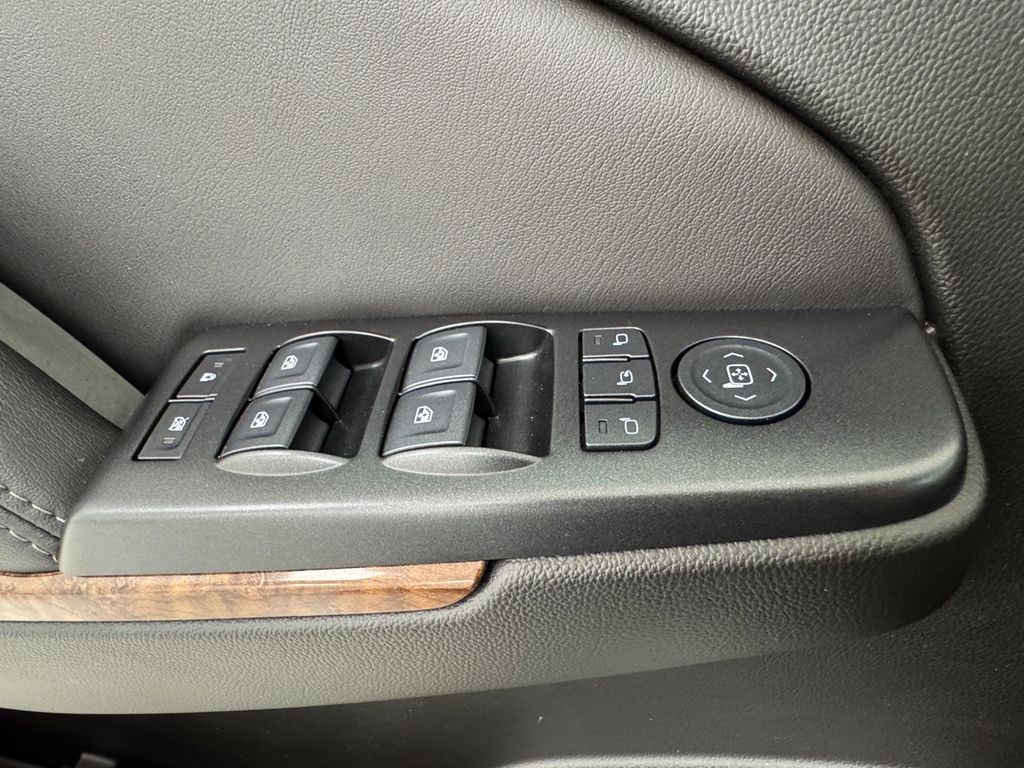 Vehicle image 27 of 43