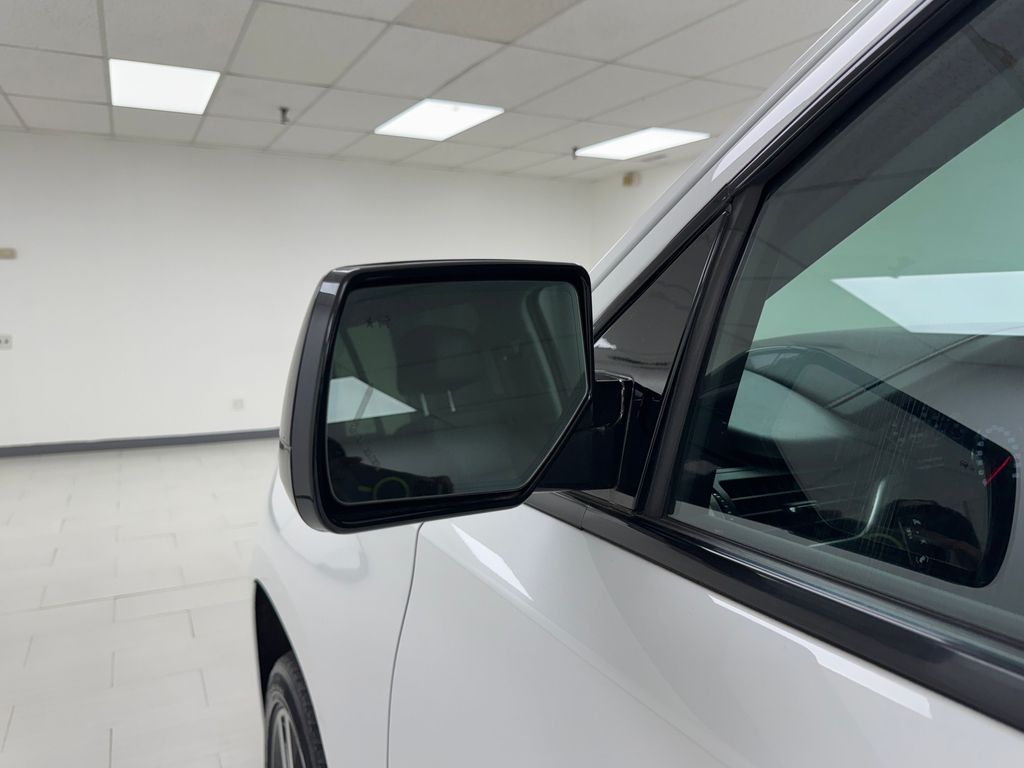 Vehicle image 32 of 43