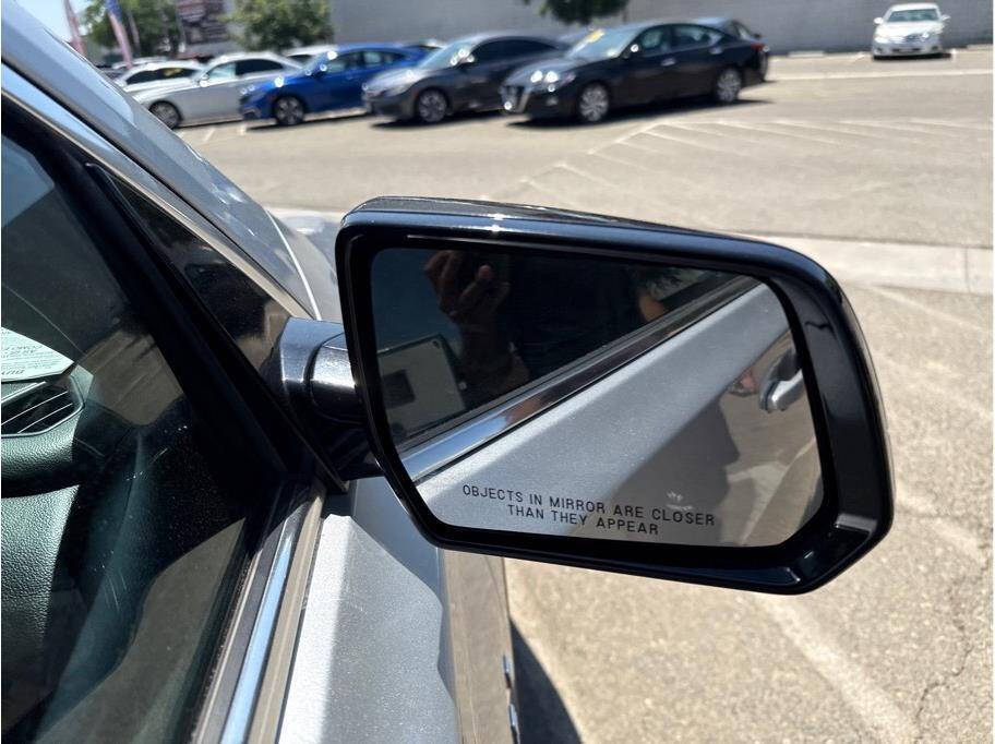 Vehicle image 8 of 21
