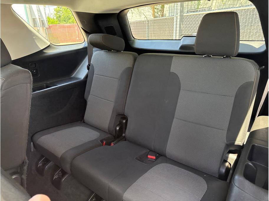 Vehicle image 17 of 21