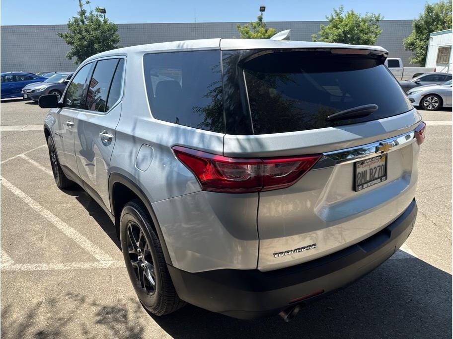 Vehicle image 4 of 21