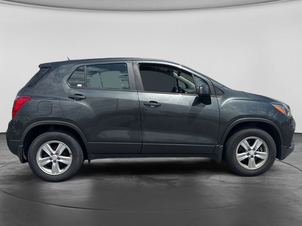 2020 Chevrolet Trax LS Image 3 of 24