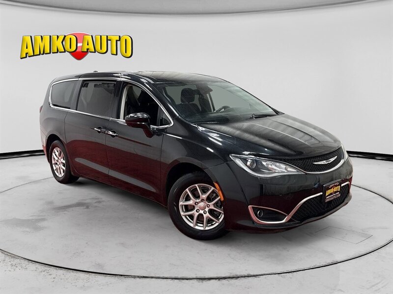 2020 Chrysler Pacifica Touring Image 2 of 35