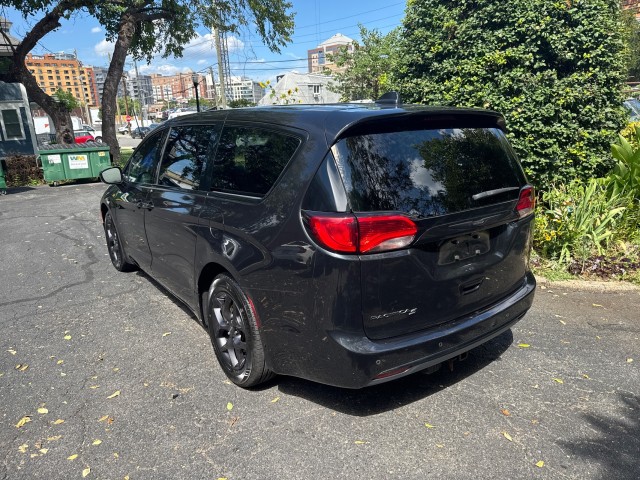 2020 Chrysler Pacifica Touring Image 3 of 34