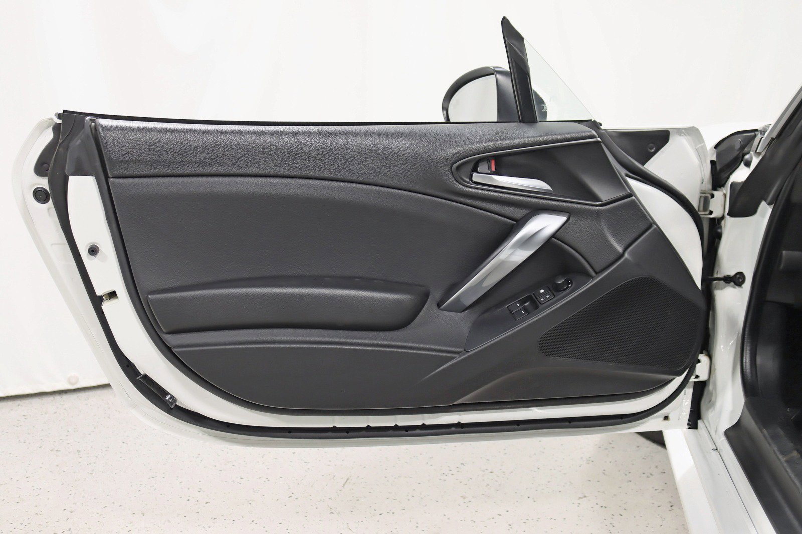 Vehicle image 28 of 33