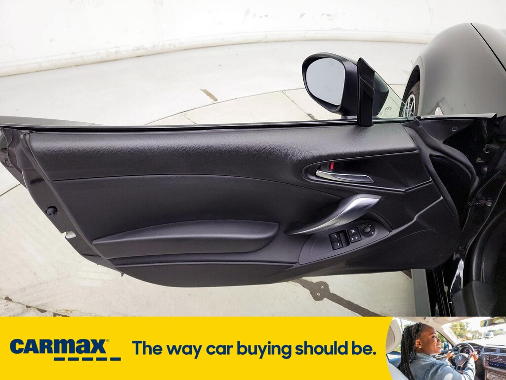 Vehicle image 21 of 26
