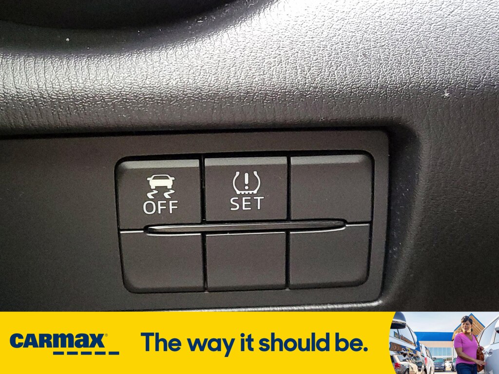 Vehicle image 17 of 26