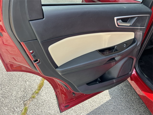Vehicle image 27 of 34