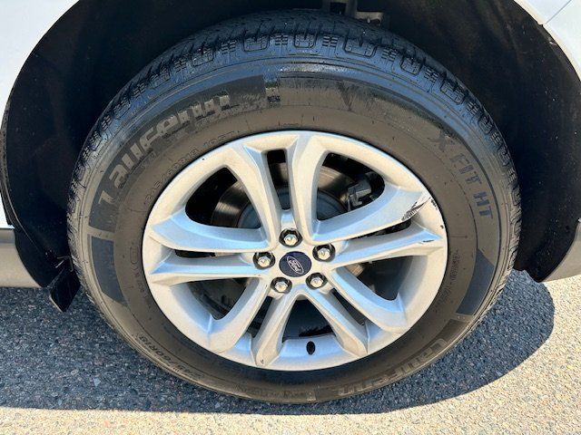 Vehicle image 33 of 42