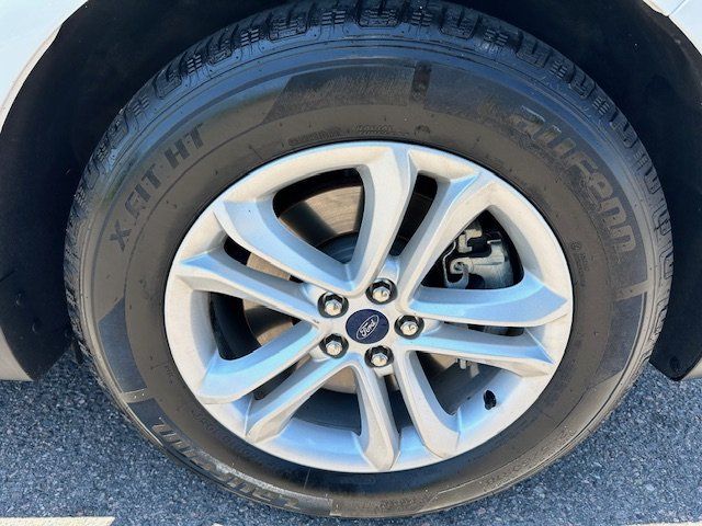 Vehicle image 32 of 42