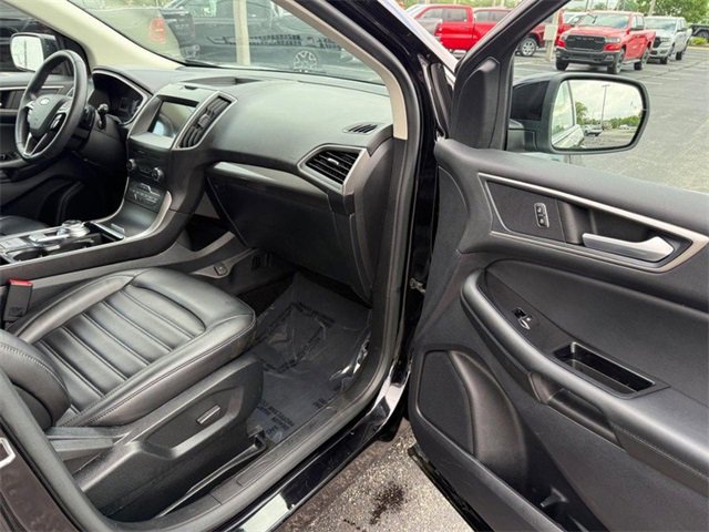Vehicle image 18 of 33