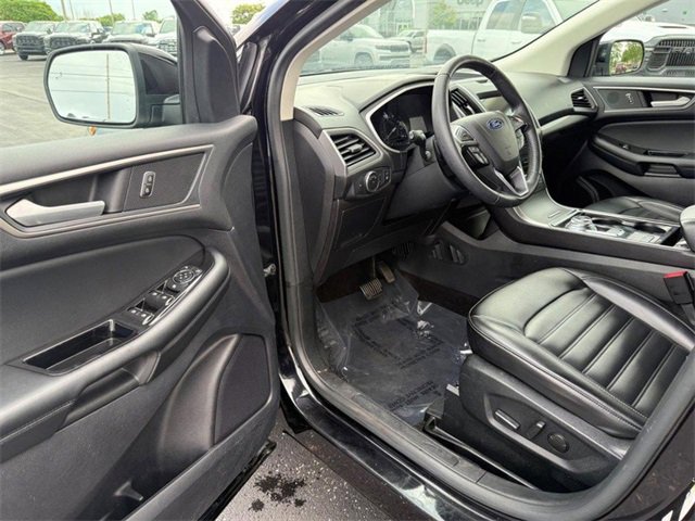 Vehicle image 17 of 33