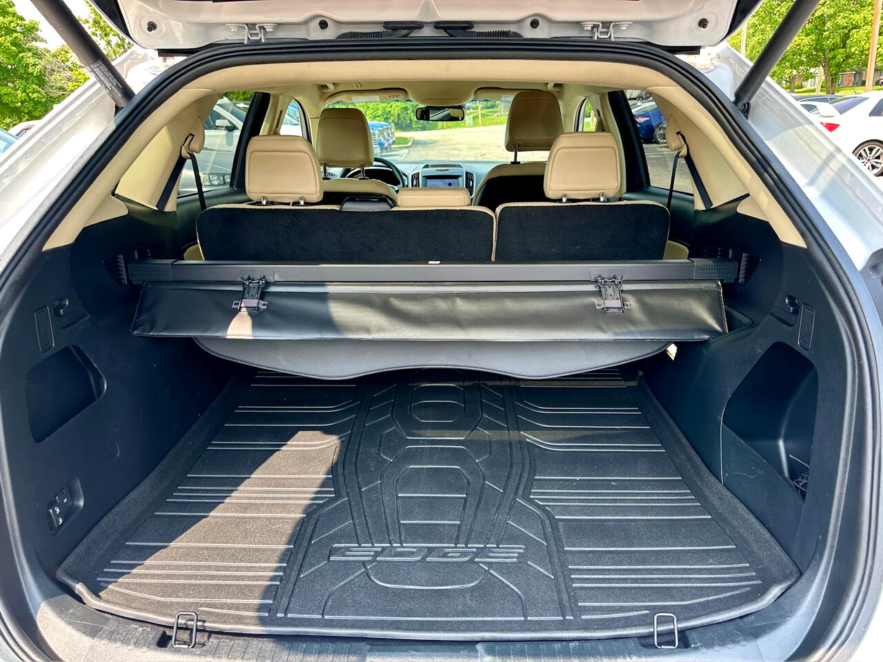 Vehicle image 27 of 50