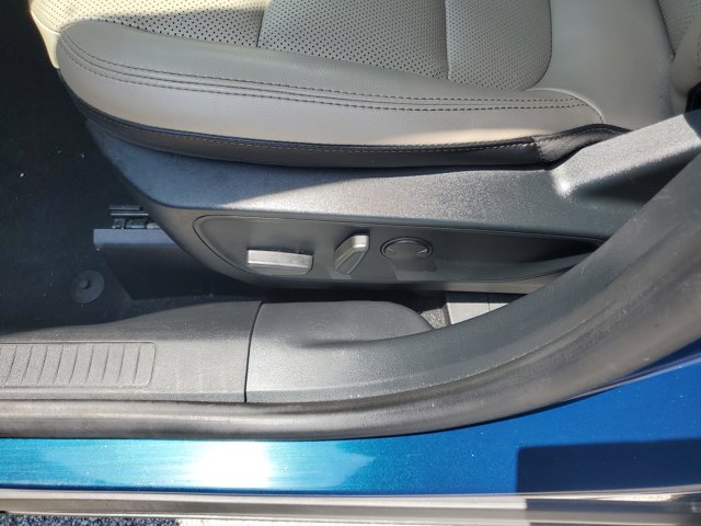 Vehicle image 18 of 30