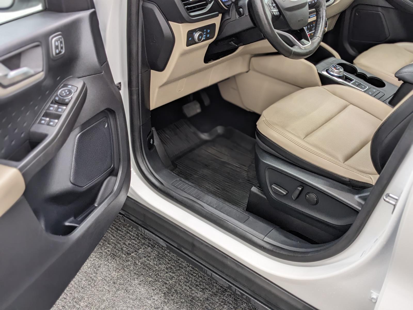 Vehicle image 27 of 43