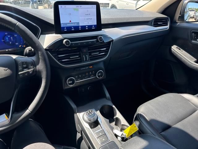 Vehicle image 17 of 24