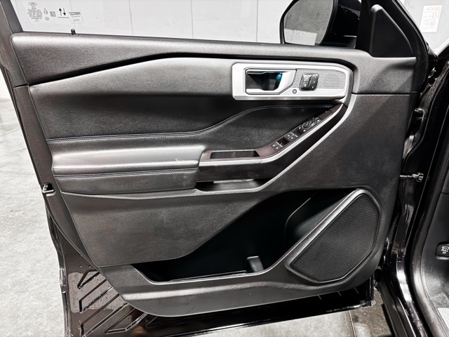 Vehicle image 10 of 27