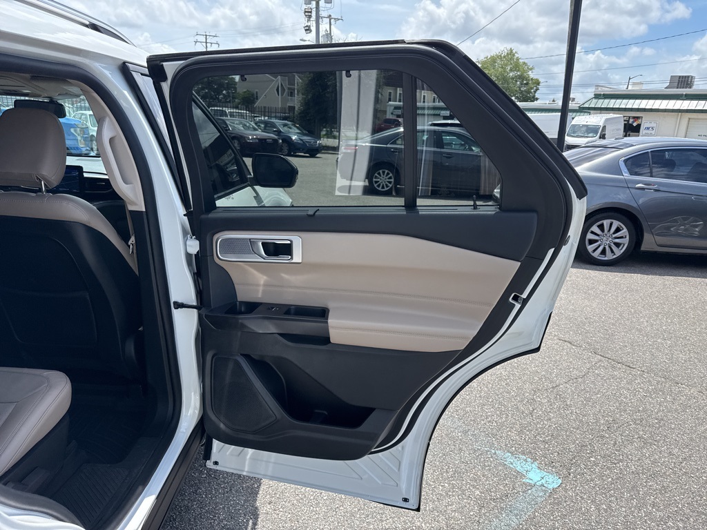 Vehicle image 28 of 30