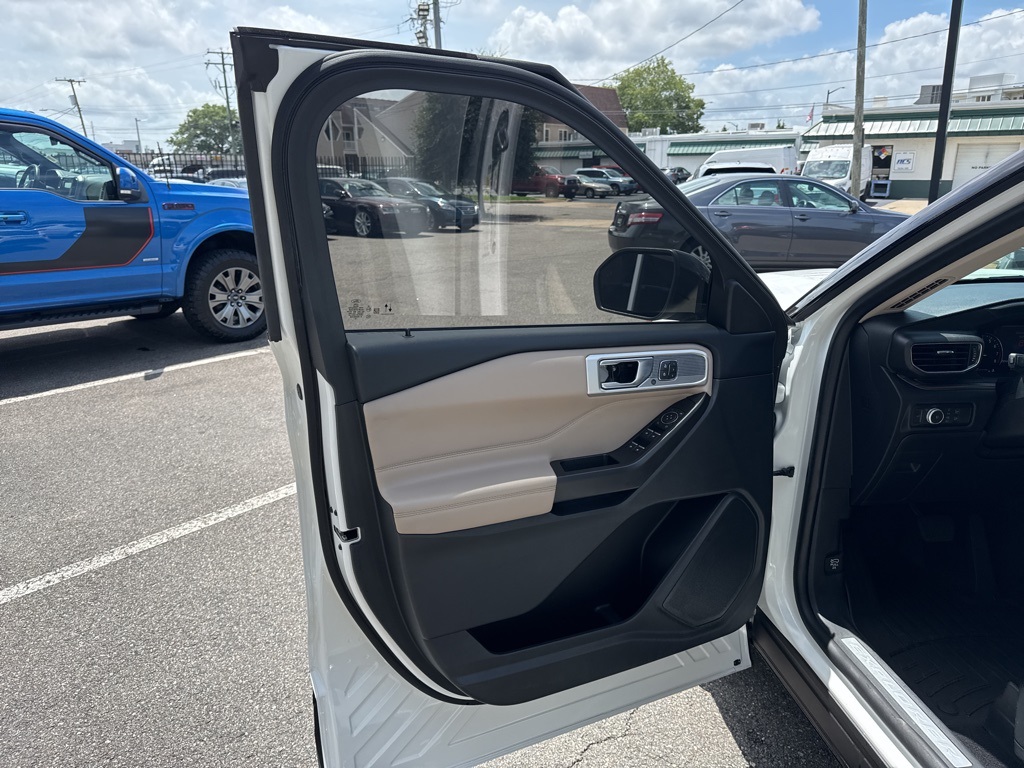 Vehicle image 19 of 30