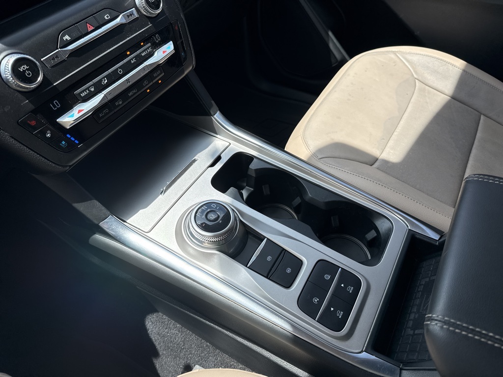 Vehicle image 27 of 30