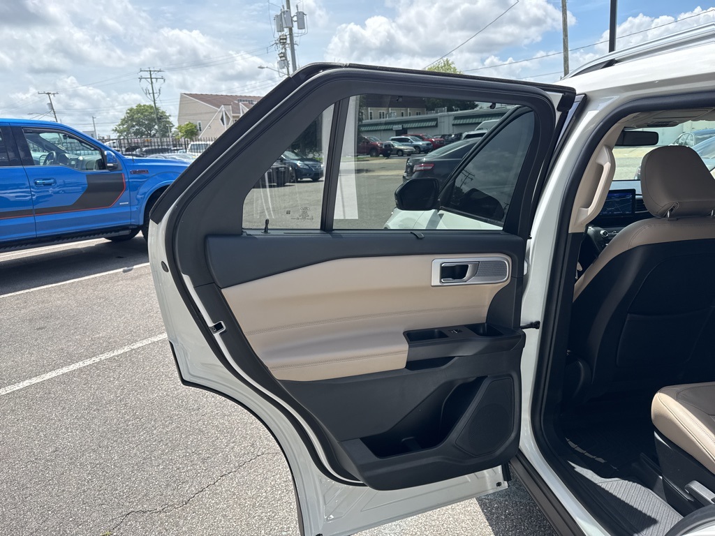 Vehicle image 21 of 30