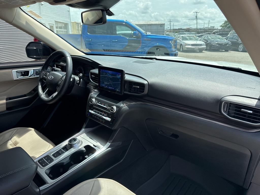 Vehicle image 17 of 30