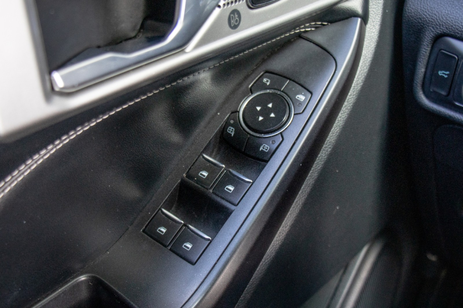 Vehicle image 24 of 26
