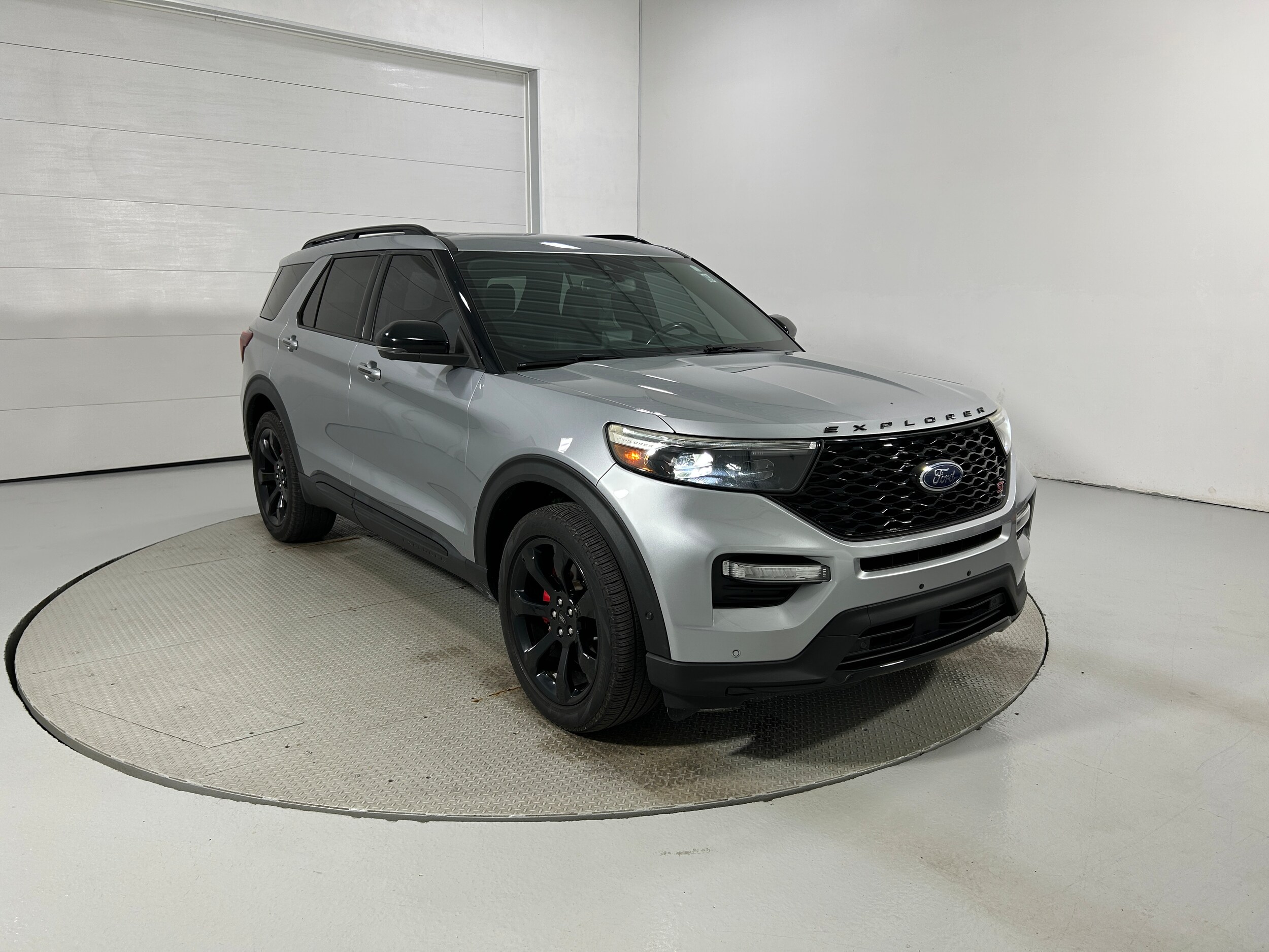 2020 Ford Explorer ST Image 3 of 43