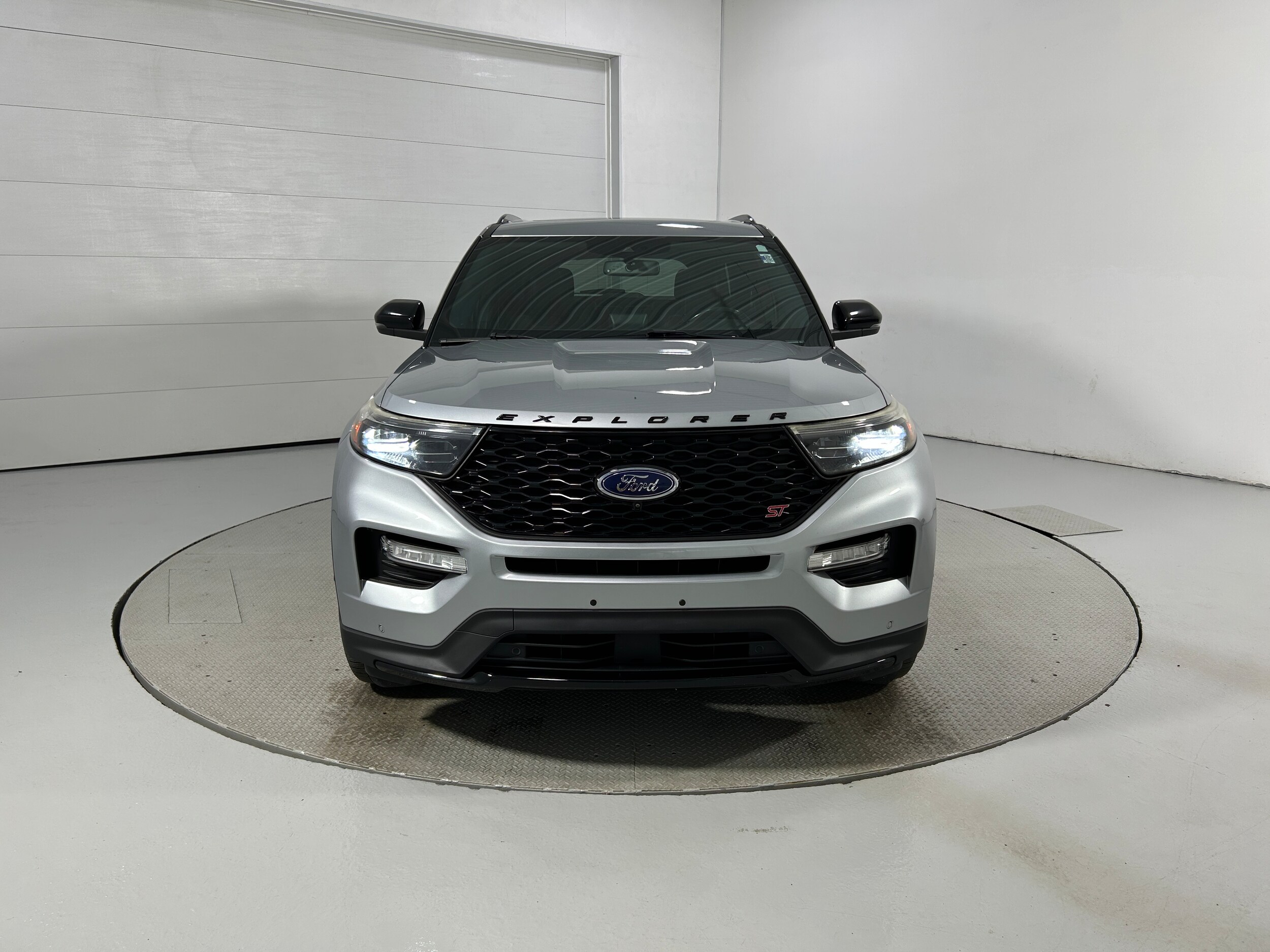 2020 Ford Explorer ST Image 2 of 43