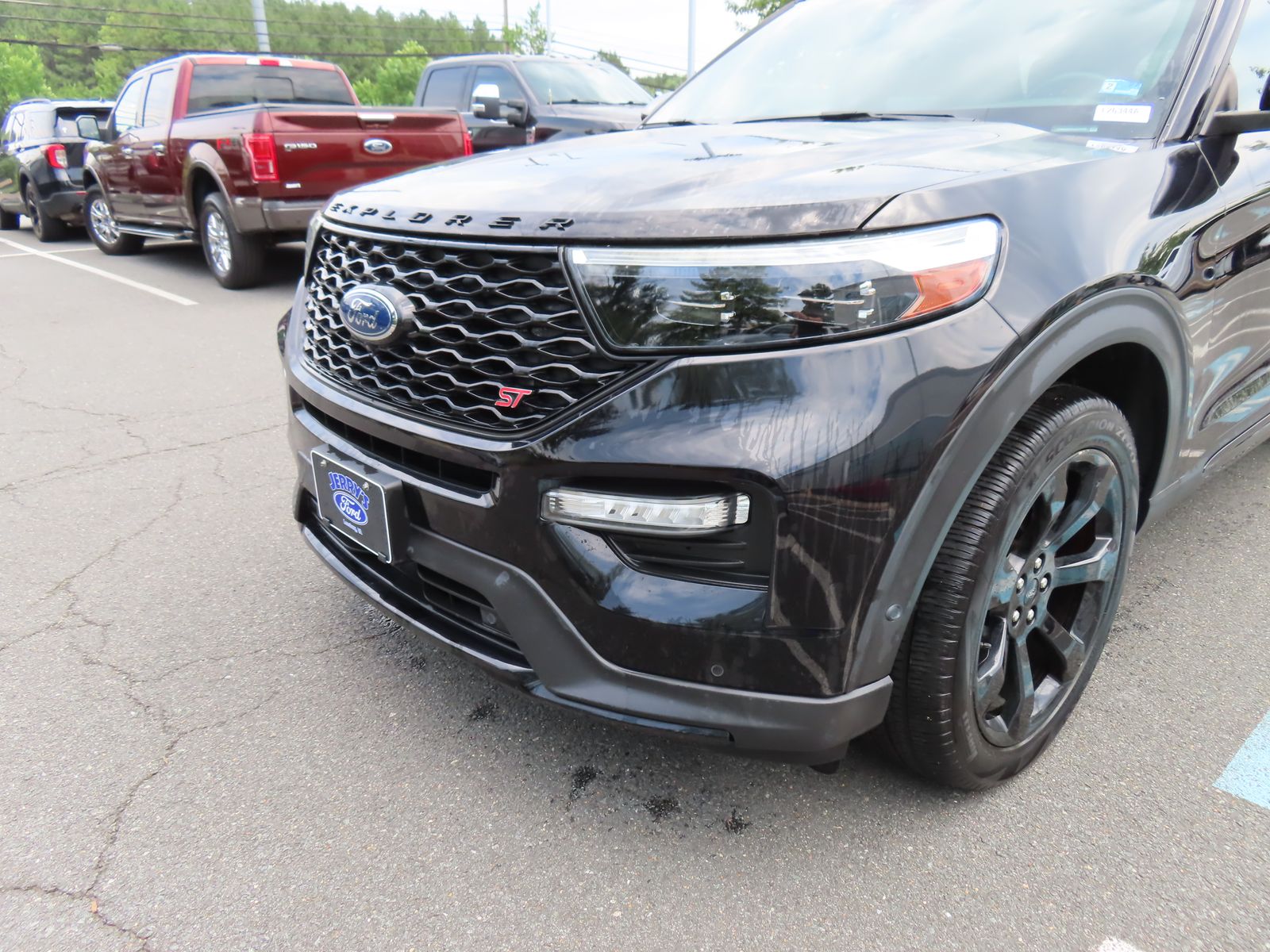 2020 Ford Explorer ST Image 2 of 38