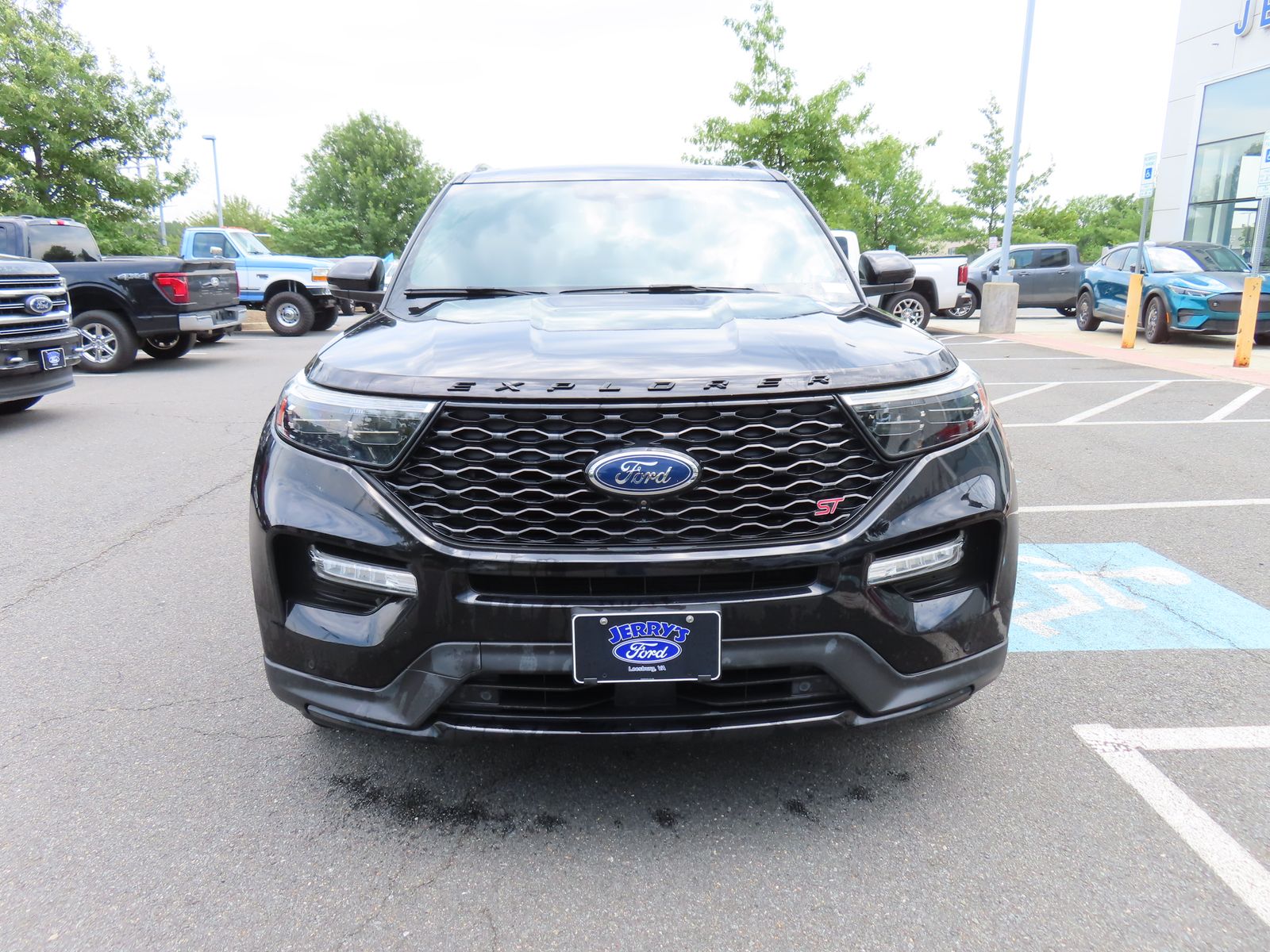 2020 Ford Explorer ST Image 3 of 38