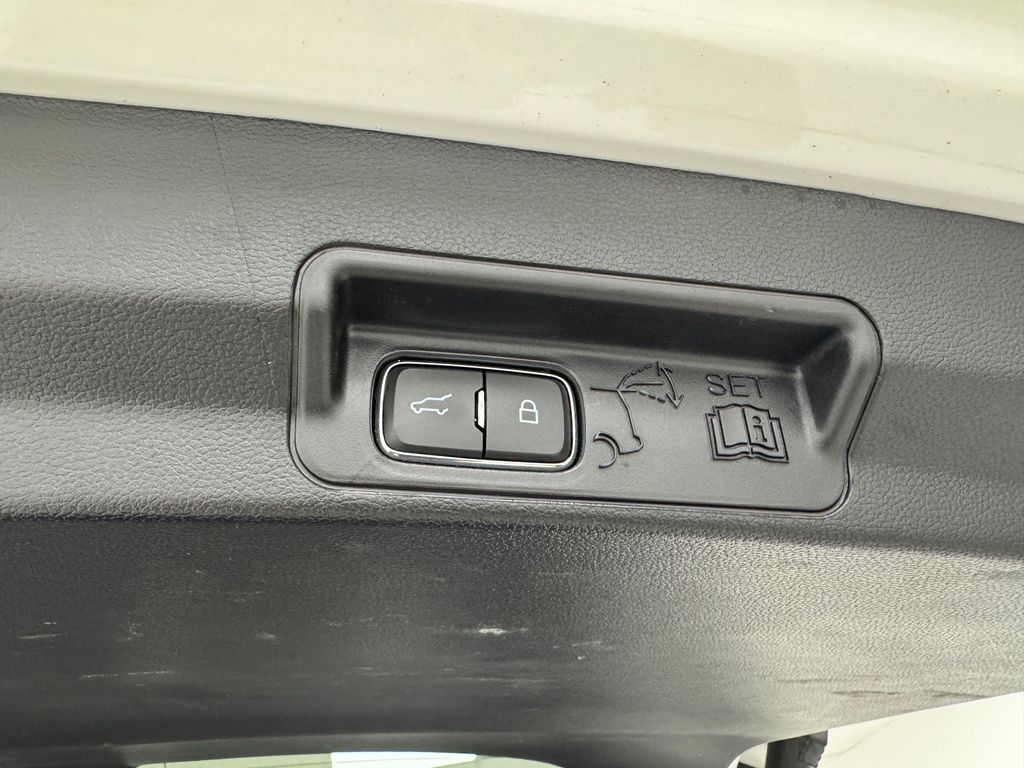 Vehicle image 38 of 43