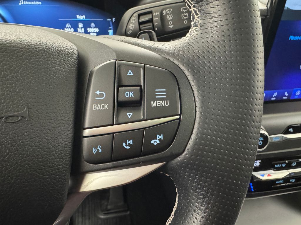 Vehicle image 27 of 43