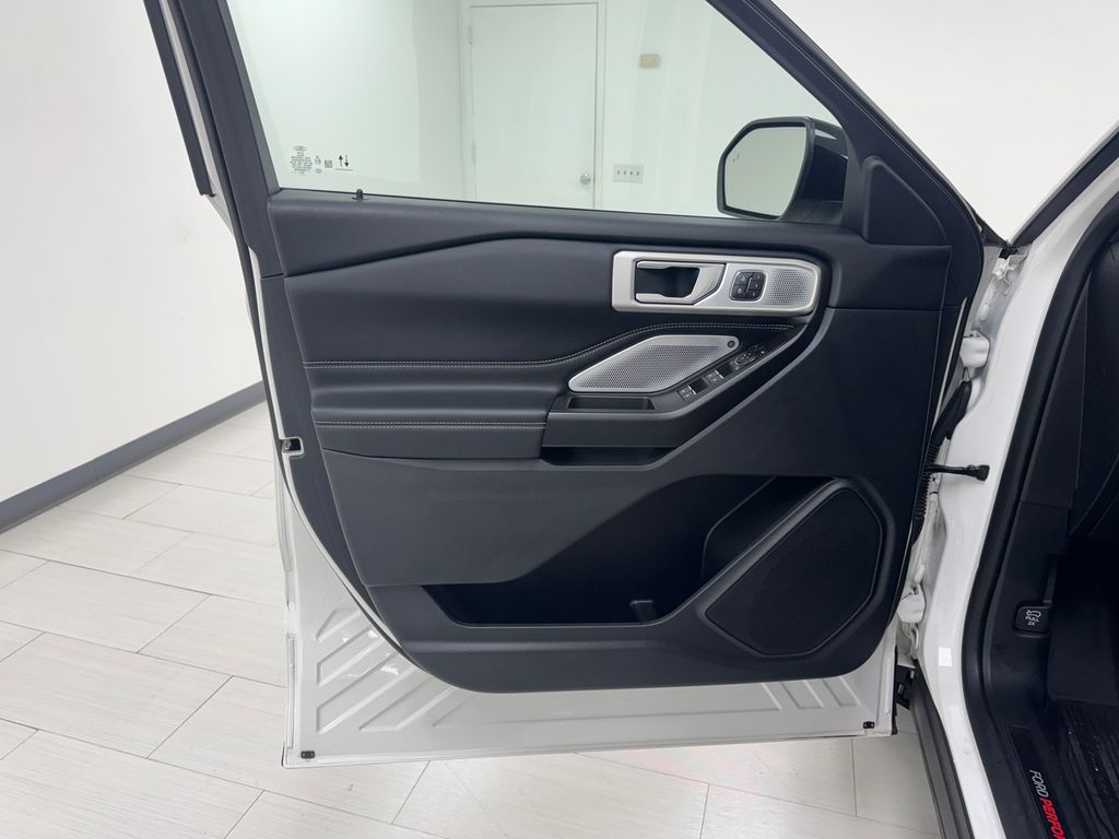 Vehicle image 7 of 43