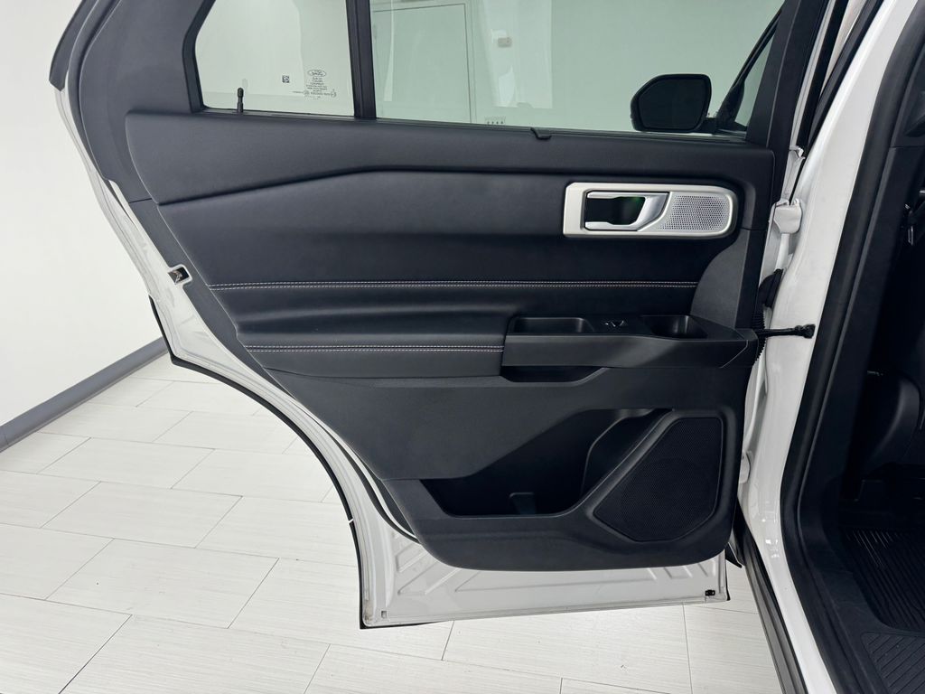 Vehicle image 9 of 43