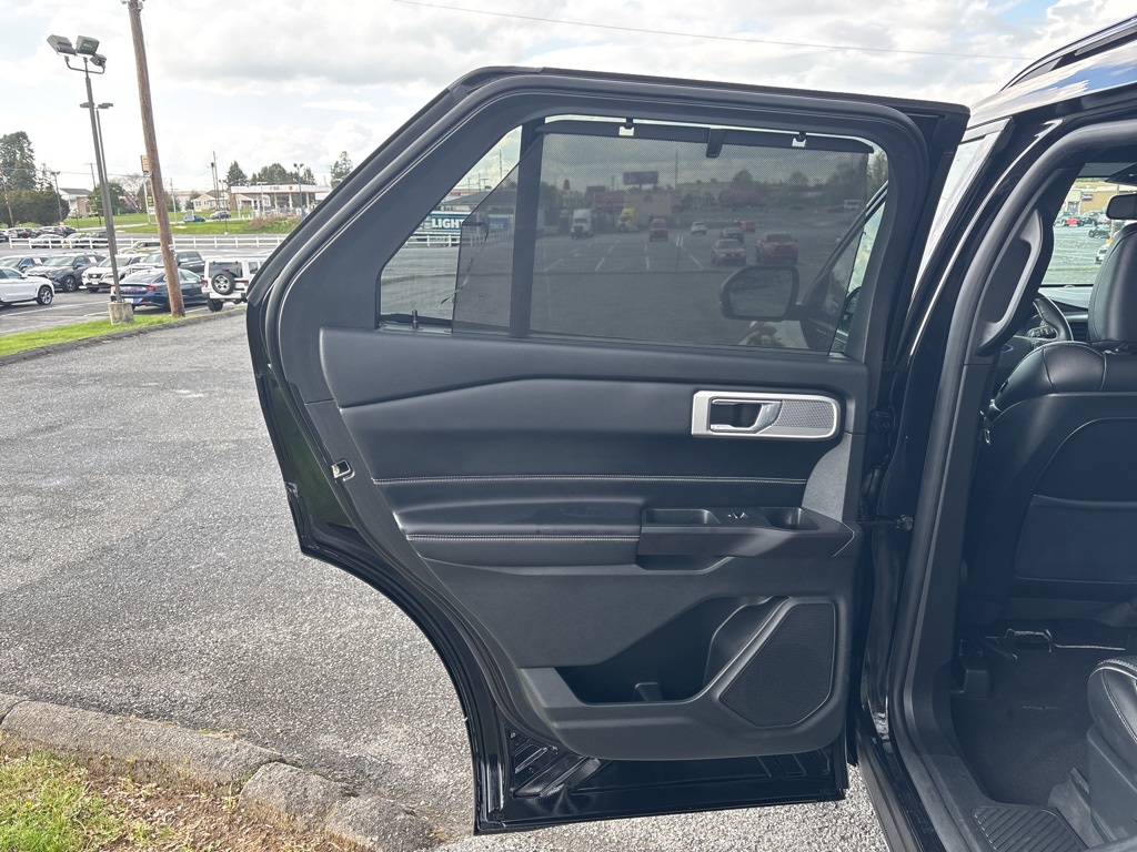 Vehicle image 33 of 50