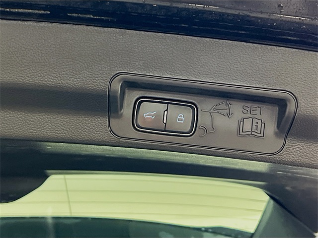 Vehicle image 27 of 42