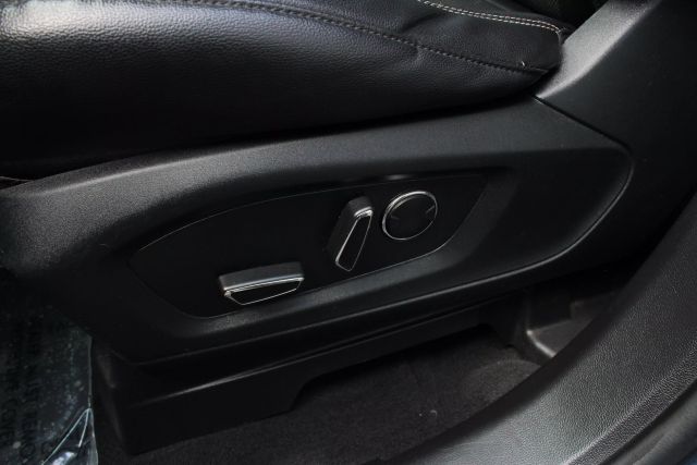 Vehicle image 18 of 60